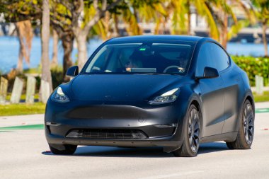 Key Biscayne Miami, FL, ABD - 8 Mart 2025: Tesla Rickenbacker Geçidi 'nde sürüyor, Miami, FL