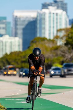 Key Biscayne Miami, FL, ABD - 8 Mart 2025 Key Biscayne Miami, Florida Rickenbacker Geçidi 'nde güvenli bisiklet yolları