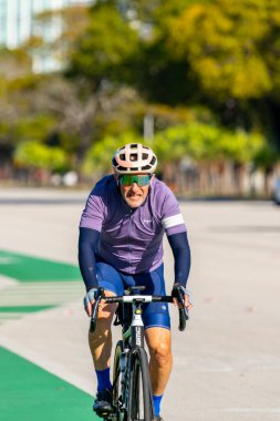 Key Biscayne Miami, FL, ABD - 8 Mart 2025: Key Biscayne Miami, Florida 'da bisiklet kuyruğunda kıdemli bisikletçi