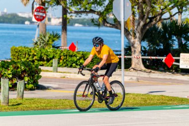Key Biscayne Miami, FL, ABD - 8 Mart 2025: BMC yol bisikleti süren son sınıf öğrencisi