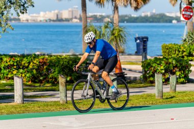 Key Biscayne Miami, FL, ABD - 8 Mart 2025: Miami Key Biscayne 2025 'de sağlıklı insanlar bisiklet sürüyor