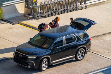 Fort Lauderdale, FL, ABD - 13 Mart 2025: Bahar tatili için havaalanından ayrılan gezginler