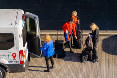 Fort Lauderdale, FL, ABD - 13 Mart 2025: Havaalanına bırakılan havayolu görevlileri