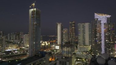 Miami, FL, ABD - 16 Mart 2025 Miami 'de güzel bir gece. Havadan stok videosu 2025