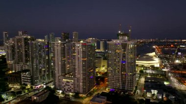Miami, FL, ABD - 16 Mart 2025: Night Downtown Miami stok video 4k