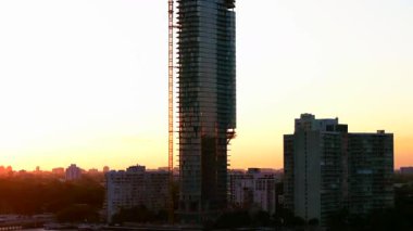 Miami, FL, ABD - 16 Mart 2025 UNA Konutları Brickell Miami Gün batımında