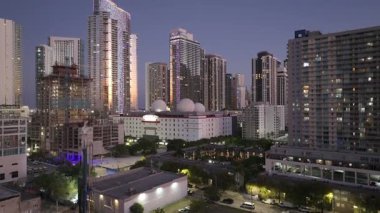 Miami, FL, ABD - 16 Mart 2025: İHA Miami gecesi. Büyük şehir ışıklarının klibi.
