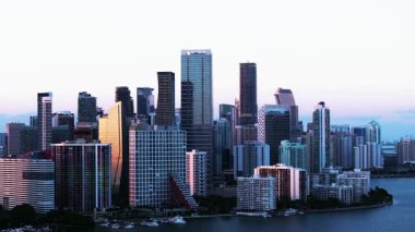 Brickell Miami 2025 Alacakaranlık 4k 'ta şehir manzarası