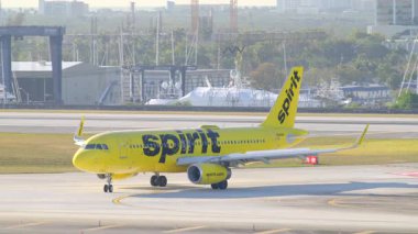 Fort Lauderdale, FL, ABD - 16 Mayıs 2025: Spirit uçağı pist taksisine döndü