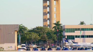 Havaalanı kontrol kulesi ATC stok videosu. Yavaşça yukarı eğ.