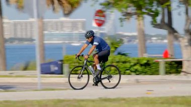 Key Biscayne Miami, FL, ABD - 16 Mart 2025: Miami 'de Uzman Bisiklet Sürücüsü