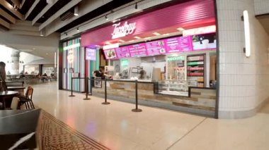 Alışveriş merkezinde yürüyüş turu. Avenue 4k.