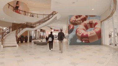 Aventura, FL, ABD - 8 Mart 2025: İnsanlar alışveriş merkezinden geçiyor
