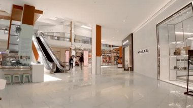 Aventura, FL, ABD - 8 Mart 2025 Aventura Alışveriş Merkezi 'nde lüks alışveriş tatili