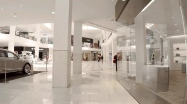 Aventura, FL, ABD - 8 Mart 2025: Aventura Mall Florida USA 4k 30 peni