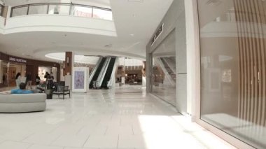 Aventura, FL, ABD - 8 Mart 2025: Aventura Mall Miami Dade Florida USA 2025