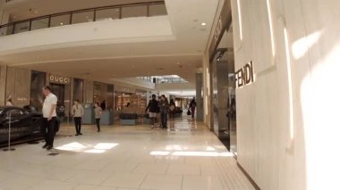 Aventura, FL, ABD - 8 Mart 2025 Aventura Alışveriş Merkezi 'nde lüks perakende. 4k hareketli stok görüntüleri