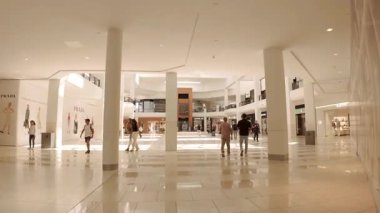 Aventura, FL, ABD - 8 Mart 2025: alışveriş merkezinde. Aventura Alışveriş Merkezi Miami Florida