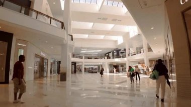 Aventura, FL, ABD - 8 Mart 2025 Miami AVM 'ye hoş geldiniz. Yürüyen tur pov videosu
