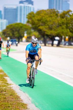 Key Biscayne Miami, FL, ABD - 16 Mart 2025: Çok ciddi bisiklet sürücüsü