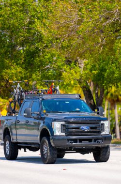 Miami, FL, ABD - 14 Mart 2025: Ford F150 kamyonet yatakta bisiklet taşıyor