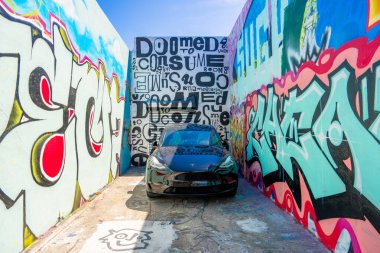 WYnwood Miami, FL, ABD - 21 Mart 2025: Tesla Wynwood Miami