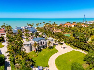 Napoli, FL, ABD - 19 Mart 2025: Florida 'da deniz kıyısındaki evler 2025' te 20 milyon doların üzerinde değerdeydi.