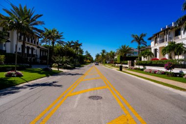 Napoli, FL, ABD - 19 Mart 2025: Gulf Shore Bulvarı Güney Napoli Florida manzaralı lüks evler