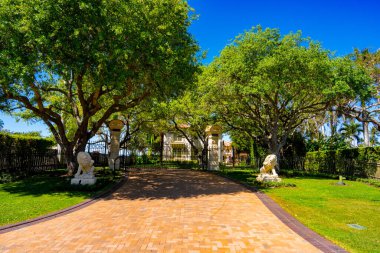 Napoli, FL, ABD - 19 Mart 2025: Napoli Konakları Gordon Drive