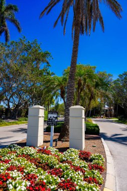 Napoli, FL, ABD - 19 Mart 2025: Kings Town Drive Napoli Florida 2025