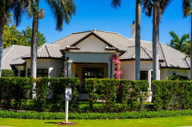 Napoli, FL, ABD - 19 Mart 2025: Napoli, Florida ABD sokak fotoğrafı