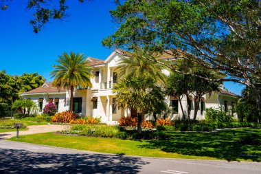 Napoli, FL, ABD - 19 Mart 2025: Napoli Florida 'daki zengin ve ünlülerin evleri