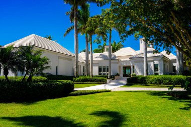 Napoli, FL, ABD - 19 Mart 2025: Napoli Florida 'da tek aile evleri