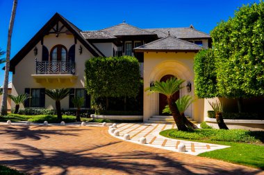 Napoli, FL, ABD - 19 Mart 2025: Üst sınıf Napoli Florida sahil evleri