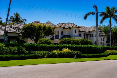 Napoli, FL, ABD - 19 Mart 2025: Napoli Florida 'da tek aile evleri