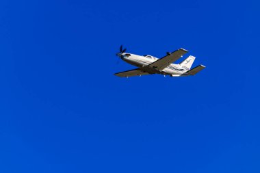 Napoli, FL, ABD - 19 Mart 2025: Mavi gökyüzünde uçak fotoğrafı