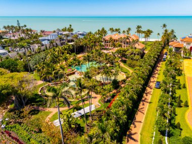 Napoli, FL, ABD - 19 Mart 2025: Florida 'da deniz kıyısındaki evler 2025' te 20 milyon doların üzerinde değerdeydi.