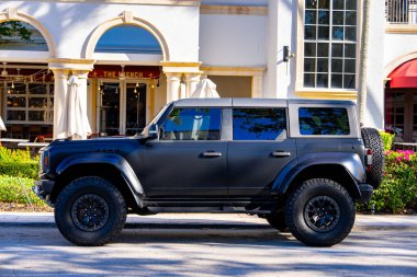 Napoli, FL, ABD - 19 Mart 2025: Siyah Ford Bronco Şehir Merkezi Eski Napoli Florida