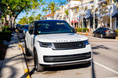 Napoli, FL, ABD - 19 Mart 2025: Eski Napoli Florida sokaklarına park edilmiş lüks Range Rover
