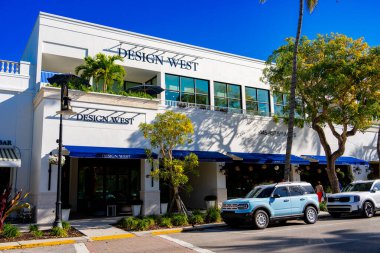 Napoli, FL, ABD - 19 Mart 2025: Napoli şehir merkezi, Florida iş yerleri ve dükkanları