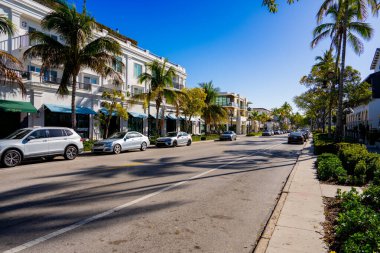 Napoli, FL, ABD - 19 Mart 2025: Napoli şehir merkezi, Florida iş yerleri ve dükkanları