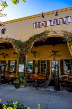 Napoli, FL, ABD - 19 Mart 2025: Bar Tulia Old Naple Florida