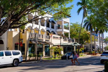Napoli, FL, ABD - 19 Mart 2025: Napoli Florida 5. Cadde 'de lüks yaşam tarzı
