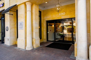 Napoli, FL, ABD - 19 Mart 2025: Beşinci Napoli Florida Oteli