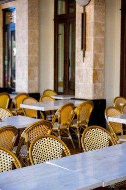 Restoran masaları ve sandalyelerde insan yok.