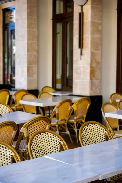 Restoran masaları ve sandalyelerde insan yok.