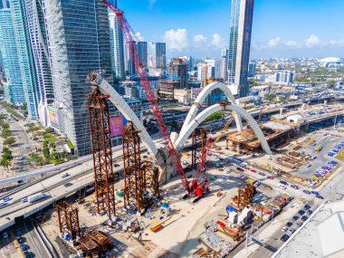 Miami, FL, ABD - 31 Mart 2025 Hava Fotoğrafı Miami İmza Köprüsü İnşaat Evreleri Mart 2025