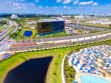 Orlando, FL, ABD - 7 Nisan 2025: Orlando Stella Luna ve Terra Luna Resort Epic Universe