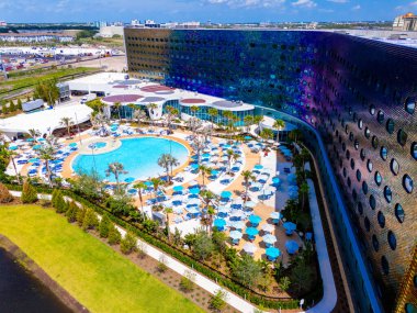 Orlando, FL, ABD - 7 Nisan 2025: Orlando Stella Luna ve Terra Luna Resort Epic Universe