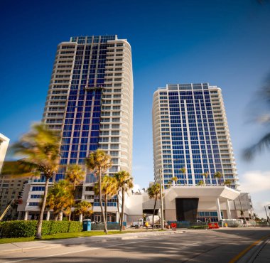 Fort Lauderdale, FL, ABD - 2 Nisan 2025: Fort Lauderdale Beach Florida 'daki Selene okyanus manzaralı lüks apartman dairesi